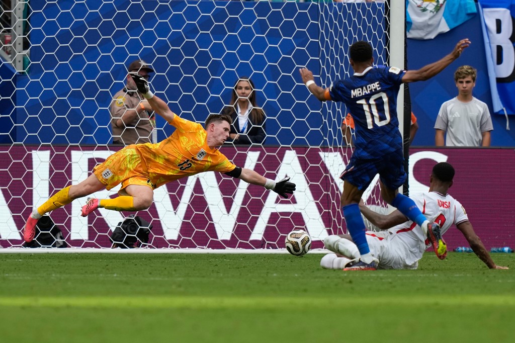 Dean Henderson – 6.6 điểm. Henderson có nhiều pha cứu thua xuất sắc để từ chối các cơ hội mười mươi của Mbappe và Dembele trong hiệp một. Ảnh: Sky Sports.
