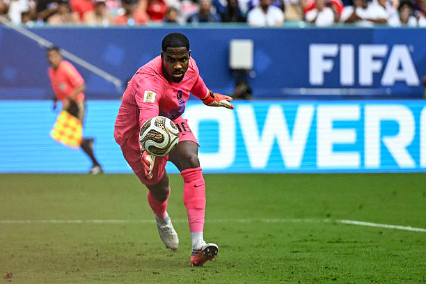 Mike Maignan 5.5: Dù có pha bay người cứu thua ngoạn mục trước cú sút xa của Rashford, thủ thành này vẫn trải qua một đêm ác mộng khi phải vào lưới nhặt bóng tới 6 lần do sự sụp đổ dây chuyền của hệ thống phòng ngự. Ảnh: Getty Images

Malo Gusto 5.2: Dù nỗ lực dâng cao hỗ trợ tấn công, nhưng sai lầm tai hại dẫn đến quả phạt đền ở cuối trận đã biến anh thành tội đồ, tạo điều kiện cho Saka hoàn tất cú hat-trick. Ảnh: Getty Images




Ibrahima Konate: 4.8: "Thảm họa" là từ để mô tả màn trình diễn của trung vệ này. Việc không thể chỉ huy hàng thủ trước sức ép nghẹt thở từ phía Tam Sư khiến anh bị thay ra ngay sau giờ nghỉ. Ảnh: Getty Images

Maxence Lacroix 5.1: Khởi đầu đầy hứa hẹn với những tình huống chặn đứng Rashford và Saka, nhưng sự hụt hơi về sau đã khiến anh không thể lấp đầy các khoảng trống mênh mông trước khi hiệp một khép lại. Ảnh: Getty Images

Theo Hernández 4.8: Một ngày thi đấu dưới sức của cựu hậu vệ Milan. Anh hoàn toàn bất lực trong việc phong tỏa hành lang cánh phải của đội tuyển Anh và buộc phải rời sân sớm để nhường chỗ cho những điều chỉnh chiến thuật. Ảnh: Getty Images

Warren Zaire-Emery 5.7: Sau khởi đầu đầy năng lượng với một cú sút nguy hiểm, tài năng trẻ này dần đánh mất thế trận và phải nếm trải cảm giác bị Rashford "xỏ háng" đầy nghiệt ngã ngay trên sân. Ảnh: Getty Images

Rayan Cherki 5.5: Hoàn toàn "mất tích" giữa vòng vây tiền vệ đối phương. Sự thiếu đột biến và mờ nhạt trong suốt 45 phút đầu tiên khiến anh không có cơ hội tiếp tục thi đấu trong hiệp hai. Ảnh: Getty Images

Adrien Rabiot 5.8: Là điểm sáng hiếm hoi nơi tuyến giữa với lối chơi điềm tĩnh và khả năng điều tiết ổn định. Anh nỗ lực trở thành điểm tựa cho đồng đội và suýt chút nữa đã có cho mình một bàn thắng. Ảnh: Getty Images

Desire Doue 5.4: Một trận đấu đáng quên của tiền vệ trẻ khi anh không thể bắt nhịp với cường độ cao của trận đấu và thường xuyên thất thế trong các pha tranh chấp tay đôi. Ảnh: Getty Images

Kylian Mbappe 8.4: Đẳng cấp siêu sao được khẳng định khi anh một tay vực dậy tinh thần rệu rã của Les Bleus. Với cú đúp bàn thắng, anh chính thức vượt qua kỷ lục của Messi tại sân chơi World Cup. Ảnh: Getty Images

Michael Olise 6.5: Là "ngòi nổ" nguy hiểm nhất bên hành lang cánh với những đường chuyền dọn cỗ cho Mbappé. Nếu may mắn và sắc bén hơn, anh đã có thể tự mình điền tên lên bảng tỷ số. Ảnh: Getty Images

Chấm điểm tuyển Pháp. Ảnh: Bongda.com.vn