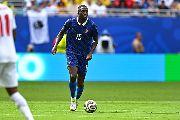 Ibrahima Konate: 4.8: "Thảm họa" là từ để mô tả màn trình diễn của trung vệ này. Việc không thể chỉ huy hàng thủ trước sức ép nghẹt thở từ phía Tam Sư khiến anh bị thay ra ngay sau giờ nghỉ. Ảnh: Getty Images

Maxence Lacroix 5.1: Khởi đầu đầy hứa hẹn với những tình huống chặn đứng Rashford và Saka, nhưng sự hụt hơi về sau đã khiến anh không thể lấp đầy các khoảng trống mênh mông trước khi hiệp một khép lại. Ảnh: Getty Images

Theo Hernández 4.8: Một ngày thi đấu dưới sức của cựu hậu vệ Milan. Anh hoàn toàn bất lực trong việc phong tỏa hành lang cánh phải của đội tuyển Anh và buộc phải rời sân sớm để nhường chỗ cho những điều chỉnh chiến thuật. Ảnh: Getty Images

Warren Zaire-Emery 5.7: Sau khởi đầu đầy năng lượng với một cú sút nguy hiểm, tài năng trẻ này dần đánh mất thế trận và phải nếm trải cảm giác bị Rashford "xỏ háng" đầy nghiệt ngã ngay trên sân. Ảnh: Getty Images

Rayan Cherki 5.5: Hoàn toàn "mất tích" giữa vòng vây tiền vệ đối phương. Sự thiếu đột biến và mờ nhạt trong suốt 45 phút đầu tiên khiến anh không có cơ hội tiếp tục thi đấu trong hiệp hai. Ảnh: Getty Images

Adrien Rabiot 5.8: Là điểm sáng hiếm hoi nơi tuyến giữa với lối chơi điềm tĩnh và khả năng điều tiết ổn định. Anh nỗ lực trở thành điểm tựa cho đồng đội và suýt chút nữa đã có cho mình một bàn thắng. Ảnh: Getty Images

Desire Doue 5.4: Một trận đấu đáng quên của tiền vệ trẻ khi anh không thể bắt nhịp với cường độ cao của trận đấu và thường xuyên thất thế trong các pha tranh chấp tay đôi. Ảnh: Getty Images

Kylian Mbappe 8.4: Đẳng cấp siêu sao được khẳng định khi anh một tay vực dậy tinh thần rệu rã của Les Bleus. Với cú đúp bàn thắng, anh chính thức vượt qua kỷ lục của Messi tại sân chơi World Cup. Ảnh: Getty Images

Michael Olise 6.5: Là "ngòi nổ" nguy hiểm nhất bên hành lang cánh với những đường chuyền dọn cỗ cho Mbappé. Nếu may mắn và sắc bén hơn, anh đã có thể tự mình điền tên lên bảng tỷ số. Ảnh: Getty Images

Chấm điểm tuyển Pháp. Ảnh: Bongda.com.vn