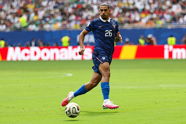 Maxence Lacroix 5.1: Khởi đầu đầy hứa hẹn với những tình huống chặn đứng Rashford và Saka, nhưng sự hụt hơi về sau đã khiến anh không thể lấp đầy các khoảng trống mênh mông trước khi hiệp một khép lại. Ảnh: Getty Images

Theo Hernández 4.8: Một ngày thi đấu dưới sức của cựu hậu vệ Milan. Anh hoàn toàn bất lực trong việc phong tỏa hành lang cánh phải của đội tuyển Anh và buộc phải rời sân sớm để nhường chỗ cho những điều chỉnh chiến thuật. Ảnh: Getty Images

Warren Zaire-Emery 5.7: Sau khởi đầu đầy năng lượng với một cú sút nguy hiểm, tài năng trẻ này dần đánh mất thế trận và phải nếm trải cảm giác bị Rashford "xỏ háng" đầy nghiệt ngã ngay trên sân. Ảnh: Getty Images

Rayan Cherki 5.5: Hoàn toàn "mất tích" giữa vòng vây tiền vệ đối phương. Sự thiếu đột biến và mờ nhạt trong suốt 45 phút đầu tiên khiến anh không có cơ hội tiếp tục thi đấu trong hiệp hai. Ảnh: Getty Images

Adrien Rabiot 5.8: Là điểm sáng hiếm hoi nơi tuyến giữa với lối chơi điềm tĩnh và khả năng điều tiết ổn định. Anh nỗ lực trở thành điểm tựa cho đồng đội và suýt chút nữa đã có cho mình một bàn thắng. Ảnh: Getty Images

Desire Doue 5.4: Một trận đấu đáng quên của tiền vệ trẻ khi anh không thể bắt nhịp với cường độ cao của trận đấu và thường xuyên thất thế trong các pha tranh chấp tay đôi. Ảnh: Getty Images

Kylian Mbappe 8.4: Đẳng cấp siêu sao được khẳng định khi anh một tay vực dậy tinh thần rệu rã của Les Bleus. Với cú đúp bàn thắng, anh chính thức vượt qua kỷ lục của Messi tại sân chơi World Cup. Ảnh: Getty Images

Michael Olise 6.5: Là "ngòi nổ" nguy hiểm nhất bên hành lang cánh với những đường chuyền dọn cỗ cho Mbappé. Nếu may mắn và sắc bén hơn, anh đã có thể tự mình điền tên lên bảng tỷ số. Ảnh: Getty Images

Chấm điểm tuyển Pháp. Ảnh: Bongda.com.vn