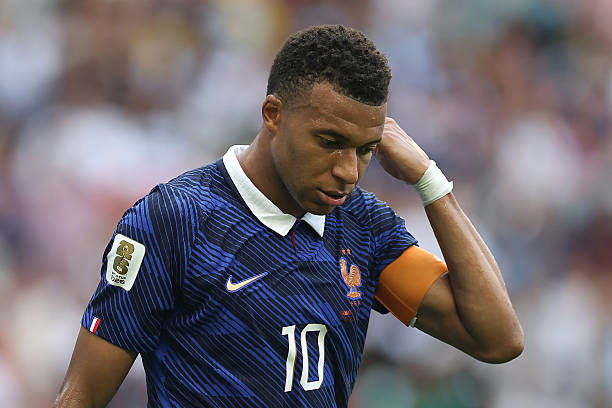 Kylian Mbappe 8.4: Đẳng cấp siêu sao được khẳng định khi anh một tay vực dậy tinh thần rệu rã của Les Bleus. Với cú đúp bàn thắng, anh chính thức vượt qua kỷ lục của Messi tại sân chơi World Cup. Ảnh: Getty Images

Michael Olise 6.5: Là "ngòi nổ" nguy hiểm nhất bên hành lang cánh với những đường chuyền dọn cỗ cho Mbappé. Nếu may mắn và sắc bén hơn, anh đã có thể tự mình điền tên lên bảng tỷ số. Ảnh: Getty Images

Chấm điểm tuyển Pháp. Ảnh: Bongda.com.vn