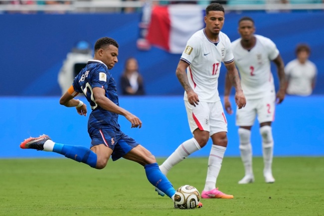 Morgan Rogers – 6.7 điểm. Rogers thi đấu với những pha kéo bóng trực diện vào trung lộ. Ảnh: Sky Sports.