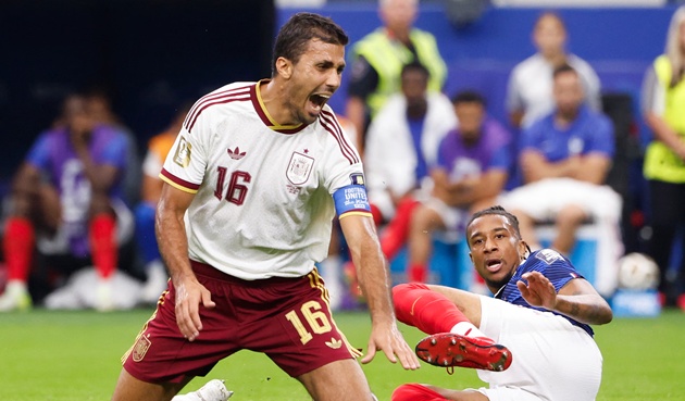 Rodri bắt chết Olise ở trận bán kết. (Ảnh: Getty Images)