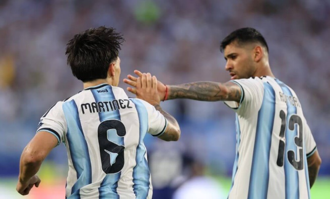 Ảnh bài viết Cặp trung vệ kỳ lạ trở thành bức tường thép của Argentina