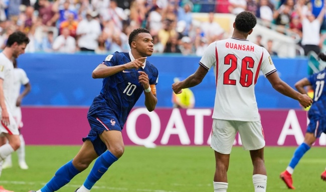 Mbappe lập cú đúp vào lưới Tam Sư. Ảnh: Sky Sports.