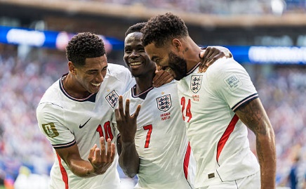Ngôi sao Arsenal ăn mừng cùng các đồng đội. Ảnh: Getty Images.