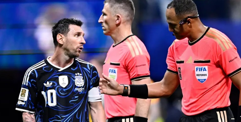 Ảnh bài viết Cựu trọng tài bác bỏ tin đồn FIFA dọn đường cho Messi