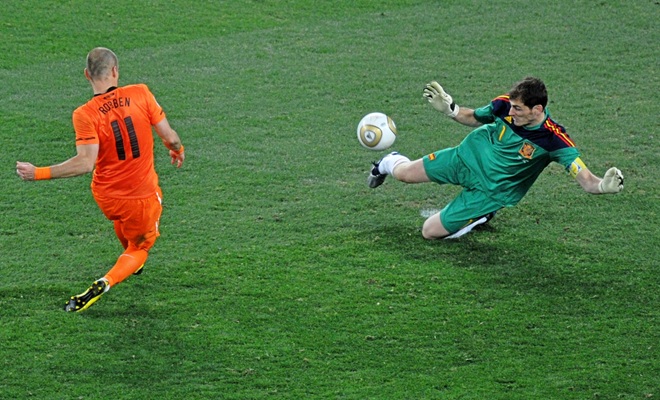 Pha cản phá lịch sử của Casillas. Ảnh: Marca.