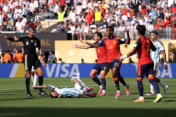 Hiệp phụ đầu tiên, Nico Williams đã sút tung lưới Argentina nhưng bàn thắng không được công nhận do trọng tài xác định Mikel Merino đã phạm lỗi với Nicolas Otamendi trước đó. Ảnh: Getty Images.