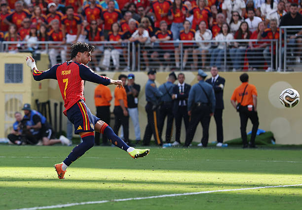 Sau bao nỗ lực, cuối cùng Tây Ban Nha đã mở tỷ số khi Nico Williams có pha đánh đầu kiến tạo cho Ferran Torres tung cú sút chân trái hiểm hóc, đánh bại thủ thành Emiliano Martinez và làm tung mành lưới của Argentina. Đây cũng là bàn thắng quyết định để giúp La Roja đăng quang ngôi vương World Cup 2026. Ảnh: Getty Images.
