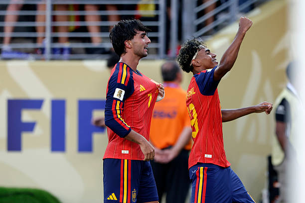 Niềm vui của Ferran Torres và Lamine Yamal sau bàn mở tỷ số. Ảnh: Getty Images.