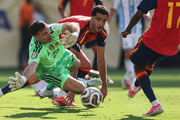Emiliano Martinez (8/10): Thực hiện nhiều pha cứu thua quan trọng, hầu hết là những tình huống cơ bản nhưng cực kỳ cần thiết. Anh hoàn toàn bất lực trong bàn thua duy nhất khi không nhận được sự bọc lót tốt từ đồng đội để có thể thực hiện pha cứu thua quyết định cho Argentina.

Nicolas Tagliafico (6.6/10): Đã làm rất tốt nhiệm vụ kiềm tỏa Lamine Yamal, khiến thần đồng này gần như không thể hiện được gì. Có nhiều đóng góp phòng ngự hơn bất kỳ ai trên sân, đó là lý do Tây Ban Nha hầu như ngừng tấn công ở hành lang cánh này.

Lisandro Martinez (6/10): Phải nhận một thẻ vàng ngớ ngẩn sau tình huống phạm lỗi cách khung thành tới 60 mét. Ngay sau đó, anh buộc phải rời sân do chấn thương. Đây chắc chắn không phải là trận chung kết mà anh mong đợi.

Cristian Romero (6.9/10): Trung vệ thứ hai của Argentina phải rời sân sớm vì chấn thương. Anh thi đấu nhiều hơn đối tác Lisandro Martinez 26 phút nhưng lại không có quá nhiều tình huống phòng ngự nổi bật.

Gonzalo Montiel (6.8/10): Hoàn thành tốt nhiệm vụ phòng ngự, nổi bật là tình huống cản phá giải nguy ngay đầu hiệp hai để ngăn chặn đợt tấn công nguy hiểm của Tây Ban Nha. Ít phút sau đó, anh được thay ra bởi Nahuel Molina.

Nico Gonzalez (6.1/10): Được điền tên vào đội hình xuất phát sau màn trình diễn ấn tượng trước tuyển Anh. Tuy nhiên, anh thi đấu mờ nhạt và bị thay ra ngay sau hiệp một bởi Leandro Paredes.

Alexis Mac Allister (6.5/10): Phạm lỗi nhiều lần và có một vài đóng góp trong khâu phòng ngự, nhưng không thể giúp Argentina giành quyền kiểm soát tuyến giữa.

Enzo Fernandez (5.5/10): Hoàn toàn xứng đáng nhận thẻ đỏ. Dù đã phải nhận một thẻ vàng trước đó nhưng anh vẫn có pha vào bóng thô bạo với Cubarsi. Đáng trách hơn, chiếc thẻ vàng đầu tiên của anh lại đến từ lỗi phản ứng với trọng tài. Anh cần phải chơi tỉnh táo hơn, đặc biệt là trong một trận chung kết World Cup.

Rodrigo De Paul (6.5/10): Thi đấu đầy nỗ lực ở hành lang cánh phải nhưng không tạo ra được sự đột biến nào nổi bật, phần lớn là do Argentina không thể kiểm soát và triển khai bóng hiệu quả.

Julian Alvarez (6.5/10): Di chuyển tích cực và chịu khó áp sát, nhưng hoàn toàn vô hại ở mặt trận tấn công. Đây không hoàn toàn là lỗi của Alvarez do thế trận bế tắc của đội nhà, nhưng anh cũng không thể hiện được gì để thay đổi cục diện.

Lionel Messi (6.7/10): Bị hàng phòng ngự Tây Ban Nha phong tỏa hoàn toàn. Siêu sao người Argentina rất hiếm khi nhận được bóng, và khi có bóng, anh thường bị dồn vào sát đường biên dọc và không có khoảng trống để xử lý. Đây là một trong những trận đấu mờ nhạt nhất của Messi, phần lớn nhờ vào hệ thống phòng ngự bọc lót khoa học của Tây Ban Nha.

Chấm điểm cầu thủ 2 đội. Ảnh: BongDa.com.vn.