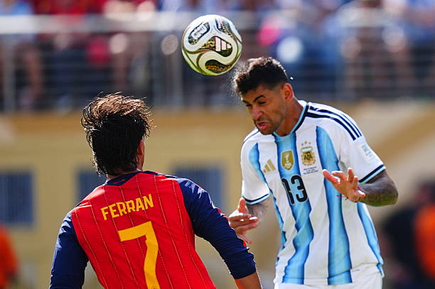 Cristian Romero (6.9/10): Trung vệ thứ hai của Argentina phải rời sân sớm vì chấn thương. Anh thi đấu nhiều hơn đối tác Lisandro Martinez 26 phút nhưng lại không có quá nhiều tình huống phòng ngự nổi bật.

Gonzalo Montiel (6.8/10): Hoàn thành tốt nhiệm vụ phòng ngự, nổi bật là tình huống cản phá giải nguy ngay đầu hiệp hai để ngăn chặn đợt tấn công nguy hiểm của Tây Ban Nha. Ít phút sau đó, anh được thay ra bởi Nahuel Molina.

Nico Gonzalez (6.1/10): Được điền tên vào đội hình xuất phát sau màn trình diễn ấn tượng trước tuyển Anh. Tuy nhiên, anh thi đấu mờ nhạt và bị thay ra ngay sau hiệp một bởi Leandro Paredes.

Alexis Mac Allister (6.5/10): Phạm lỗi nhiều lần và có một vài đóng góp trong khâu phòng ngự, nhưng không thể giúp Argentina giành quyền kiểm soát tuyến giữa.

Enzo Fernandez (5.5/10): Hoàn toàn xứng đáng nhận thẻ đỏ. Dù đã phải nhận một thẻ vàng trước đó nhưng anh vẫn có pha vào bóng thô bạo với Cubarsi. Đáng trách hơn, chiếc thẻ vàng đầu tiên của anh lại đến từ lỗi phản ứng với trọng tài. Anh cần phải chơi tỉnh táo hơn, đặc biệt là trong một trận chung kết World Cup.

Rodrigo De Paul (6.5/10): Thi đấu đầy nỗ lực ở hành lang cánh phải nhưng không tạo ra được sự đột biến nào nổi bật, phần lớn là do Argentina không thể kiểm soát và triển khai bóng hiệu quả.

Julian Alvarez (6.5/10): Di chuyển tích cực và chịu khó áp sát, nhưng hoàn toàn vô hại ở mặt trận tấn công. Đây không hoàn toàn là lỗi của Alvarez do thế trận bế tắc của đội nhà, nhưng anh cũng không thể hiện được gì để thay đổi cục diện.

Lionel Messi (6.7/10): Bị hàng phòng ngự Tây Ban Nha phong tỏa hoàn toàn. Siêu sao người Argentina rất hiếm khi nhận được bóng, và khi có bóng, anh thường bị dồn vào sát đường biên dọc và không có khoảng trống để xử lý. Đây là một trong những trận đấu mờ nhạt nhất của Messi, phần lớn nhờ vào hệ thống phòng ngự bọc lót khoa học của Tây Ban Nha.

Chấm điểm cầu thủ 2 đội. Ảnh: BongDa.com.vn.