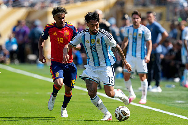 Nico Gonzalez (6.1/10): Được điền tên vào đội hình xuất phát sau màn trình diễn ấn tượng trước tuyển Anh. Tuy nhiên, anh thi đấu mờ nhạt và bị thay ra ngay sau hiệp một bởi Leandro Paredes.

Alexis Mac Allister (6.5/10): Phạm lỗi nhiều lần và có một vài đóng góp trong khâu phòng ngự, nhưng không thể giúp Argentina giành quyền kiểm soát tuyến giữa.

Enzo Fernandez (5.5/10): Hoàn toàn xứng đáng nhận thẻ đỏ. Dù đã phải nhận một thẻ vàng trước đó nhưng anh vẫn có pha vào bóng thô bạo với Cubarsi. Đáng trách hơn, chiếc thẻ vàng đầu tiên của anh lại đến từ lỗi phản ứng với trọng tài. Anh cần phải chơi tỉnh táo hơn, đặc biệt là trong một trận chung kết World Cup.

Rodrigo De Paul (6.5/10): Thi đấu đầy nỗ lực ở hành lang cánh phải nhưng không tạo ra được sự đột biến nào nổi bật, phần lớn là do Argentina không thể kiểm soát và triển khai bóng hiệu quả.

Julian Alvarez (6.5/10): Di chuyển tích cực và chịu khó áp sát, nhưng hoàn toàn vô hại ở mặt trận tấn công. Đây không hoàn toàn là lỗi của Alvarez do thế trận bế tắc của đội nhà, nhưng anh cũng không thể hiện được gì để thay đổi cục diện.

Lionel Messi (6.7/10): Bị hàng phòng ngự Tây Ban Nha phong tỏa hoàn toàn. Siêu sao người Argentina rất hiếm khi nhận được bóng, và khi có bóng, anh thường bị dồn vào sát đường biên dọc và không có khoảng trống để xử lý. Đây là một trong những trận đấu mờ nhạt nhất của Messi, phần lớn nhờ vào hệ thống phòng ngự bọc lót khoa học của Tây Ban Nha.

Chấm điểm cầu thủ 2 đội. Ảnh: BongDa.com.vn.