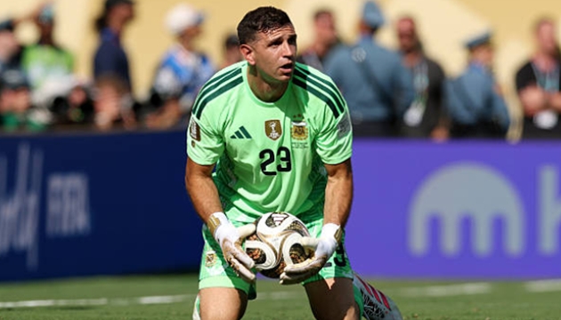 Emiliano Martinez thi đấu ấn tượng. Ảnh: Getty.