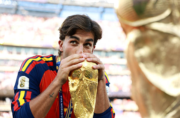Torres bên cạnh chiếc cúp vàng danh giá. Ảnh: Getty Images.