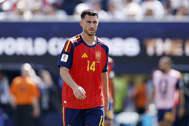 Aymeric Laporte (6.5): Duy trì sự điềm tĩnh và giữ bóng chắc chắn mỗi khi thực hiện triển khai từ phía sau. Dù vậy, anh không có quá nhiều cơ hội để chạm bóng hay tham gia vào các điểm nóng trên sân. Ảnh: Getty Images.

Pau Cubarsi (6.8): Xử lý thông minh trong tình huống dẫn đến chiếc thẻ đỏ của Enzo Fernandez. Sao trẻ này cũng thể hiện khả năng đọc tình huống tốt qua các pha đánh chặn đường chuyền dài và có pha cản phá xuất sắc ở phút cuối để bảo toàn chiến thắng. Ảnh: Getty Images.

Marc Cucurella (6.6): Tiếp tục thể hiện phong độ ổn định trong màu áo đội tuyển. Anh phong tỏa tốt tầm hoạt động của Messi, đồng thời mang lại sự quyết liệt trong tranh chấp và tích cực hỗ trợ sức tấn công bên hành lang cánh. Ảnh: Getty Images.

Rodri (6.7): Chứng tỏ đẳng cấp trong việc điều tiết nhịp độ trận đấu. Anh kiểm soát không gian trung lộ vô cùng hiệu quả và gần như làm chủ hoàn toàn khu vực giữa sân trong phần lớn thời gian thi đấu. Ảnh: Getty Images.

Fabian Ruiz (6.7): Hoàn thành tốt nhiệm vụ kiềm tỏa hàng tiền vệ Argentina và tạo ra được một vài tình huống mở ra cơ hội tấn công cho đồng đội. Ảnh: Getty Images.

Dani Olmo (6.7): Một màn trình diễn phản ánh đúng vấn đề của hàng công Tây Ban Nha: giữ bóng tốt, di chuyển thông minh nhưng lại thiếu đi sự sắc bén trong các pha dứt điểm cuối cùng. Ảnh: Getty Images.

Alex Baena (6.5): Vị trí cánh trái dường như chưa giúp Baena phát huy hết khả năng. Dù phối hợp khá tốt với các đồng đội, anh lại không mang đến tốc độ và sự đột biến mà lối chơi của Tây Ban Nha yêu cầu. Ảnh: Getty Images.

Mikel Oyarzabal (6.5): Chỉ có 25 lần chạm bóng và 11 đường chuyền thành công. Oyarzabal tỏ ra quá cầu kỳ và thiếu tính hiệu quả trong những pha xử lý quyết định, dù thường chơi rất hay ở những ngày đạt điểm rơi phong độ. Ảnh: Getty Images.

Lamine Yamal (6.7): Khởi đầu đầy năng nổ khiến các cầu thủ Argentina phải liên tục phạm lỗi để ngăn chặn. Càng về cuối trận, Yamal càng chơi hay và trở thành mối đe dọa thực sự thường trực lên khung thành đối phương. Ảnh: Getty Images.

Ferran Torres (6.1): Người hùng của trận đấu. Dù bỏ lỡ vài cơ hội ngon ăn trước đó, Ferran vẫn biết cách tỏa sáng đúng lúc với bàn thắng quyết định để mang về thắng lợi cho "La Roja". Ảnh: Getty Images.

Chấm điểm Tây Ban Nha. Ảnh: Bongda.com.vn