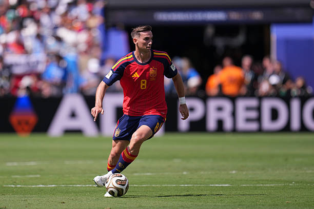 Fabian Ruiz (6.7): Hoàn thành tốt nhiệm vụ kiềm tỏa hàng tiền vệ Argentina và tạo ra được một vài tình huống mở ra cơ hội tấn công cho đồng đội. Ảnh: Getty Images.

Dani Olmo (6.7): Một màn trình diễn phản ánh đúng vấn đề của hàng công Tây Ban Nha: giữ bóng tốt, di chuyển thông minh nhưng lại thiếu đi sự sắc bén trong các pha dứt điểm cuối cùng. Ảnh: Getty Images.

Alex Baena (6.5): Vị trí cánh trái dường như chưa giúp Baena phát huy hết khả năng. Dù phối hợp khá tốt với các đồng đội, anh lại không mang đến tốc độ và sự đột biến mà lối chơi của Tây Ban Nha yêu cầu. Ảnh: Getty Images.

Mikel Oyarzabal (6.5): Chỉ có 25 lần chạm bóng và 11 đường chuyền thành công. Oyarzabal tỏ ra quá cầu kỳ và thiếu tính hiệu quả trong những pha xử lý quyết định, dù thường chơi rất hay ở những ngày đạt điểm rơi phong độ. Ảnh: Getty Images.

Lamine Yamal (6.7): Khởi đầu đầy năng nổ khiến các cầu thủ Argentina phải liên tục phạm lỗi để ngăn chặn. Càng về cuối trận, Yamal càng chơi hay và trở thành mối đe dọa thực sự thường trực lên khung thành đối phương. Ảnh: Getty Images.

Ferran Torres (6.1): Người hùng của trận đấu. Dù bỏ lỡ vài cơ hội ngon ăn trước đó, Ferran vẫn biết cách tỏa sáng đúng lúc với bàn thắng quyết định để mang về thắng lợi cho "La Roja". Ảnh: Getty Images.

Chấm điểm Tây Ban Nha. Ảnh: Bongda.com.vn