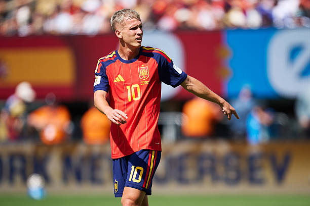 Dani Olmo (6.7): Một màn trình diễn phản ánh đúng vấn đề của hàng công Tây Ban Nha: giữ bóng tốt, di chuyển thông minh nhưng lại thiếu đi sự sắc bén trong các pha dứt điểm cuối cùng. Ảnh: Getty Images.

Alex Baena (6.5): Vị trí cánh trái dường như chưa giúp Baena phát huy hết khả năng. Dù phối hợp khá tốt với các đồng đội, anh lại không mang đến tốc độ và sự đột biến mà lối chơi của Tây Ban Nha yêu cầu. Ảnh: Getty Images.

Mikel Oyarzabal (6.5): Chỉ có 25 lần chạm bóng và 11 đường chuyền thành công. Oyarzabal tỏ ra quá cầu kỳ và thiếu tính hiệu quả trong những pha xử lý quyết định, dù thường chơi rất hay ở những ngày đạt điểm rơi phong độ. Ảnh: Getty Images.

Lamine Yamal (6.7): Khởi đầu đầy năng nổ khiến các cầu thủ Argentina phải liên tục phạm lỗi để ngăn chặn. Càng về cuối trận, Yamal càng chơi hay và trở thành mối đe dọa thực sự thường trực lên khung thành đối phương. Ảnh: Getty Images.

Ferran Torres (6.1): Người hùng của trận đấu. Dù bỏ lỡ vài cơ hội ngon ăn trước đó, Ferran vẫn biết cách tỏa sáng đúng lúc với bàn thắng quyết định để mang về thắng lợi cho "La Roja". Ảnh: Getty Images.

Chấm điểm Tây Ban Nha. Ảnh: Bongda.com.vn
