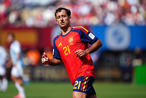 Mikel Oyarzabal (6.5): Chỉ có 25 lần chạm bóng và 11 đường chuyền thành công. Oyarzabal tỏ ra quá cầu kỳ và thiếu tính hiệu quả trong những pha xử lý quyết định, dù thường chơi rất hay ở những ngày đạt điểm rơi phong độ. Ảnh: Getty Images.

Lamine Yamal (6.7): Khởi đầu đầy năng nổ khiến các cầu thủ Argentina phải liên tục phạm lỗi để ngăn chặn. Càng về cuối trận, Yamal càng chơi hay và trở thành mối đe dọa thực sự thường trực lên khung thành đối phương. Ảnh: Getty Images.

Ferran Torres (6.1): Người hùng của trận đấu. Dù bỏ lỡ vài cơ hội ngon ăn trước đó, Ferran vẫn biết cách tỏa sáng đúng lúc với bàn thắng quyết định để mang về thắng lợi cho "La Roja". Ảnh: Getty Images.

Chấm điểm Tây Ban Nha. Ảnh: Bongda.com.vn