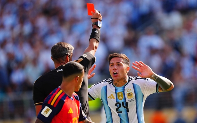 Enzo Fernandez nhận thẻ đỏ trong trận chung kết World Cup. (Ảnh: Getty Images)