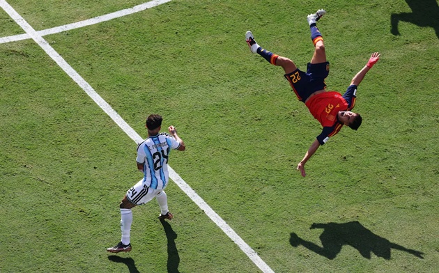 Khoảnh khắc Fernandez phạm lỗi với Cubarsi. (Ảnh: Getty Images)
