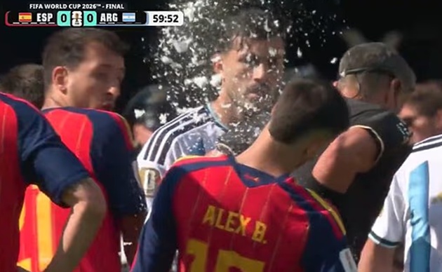 Ảnh bài viết Trọng tài chung kết World Cup vô tình xịt bọt vào mặt Alex Baena