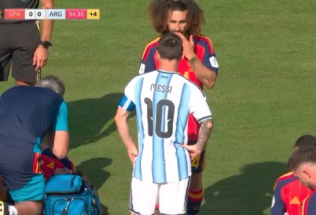Ảnh bài viết Lý do Cucurella thoát thẻ đỏ khi che miệng trước Messi