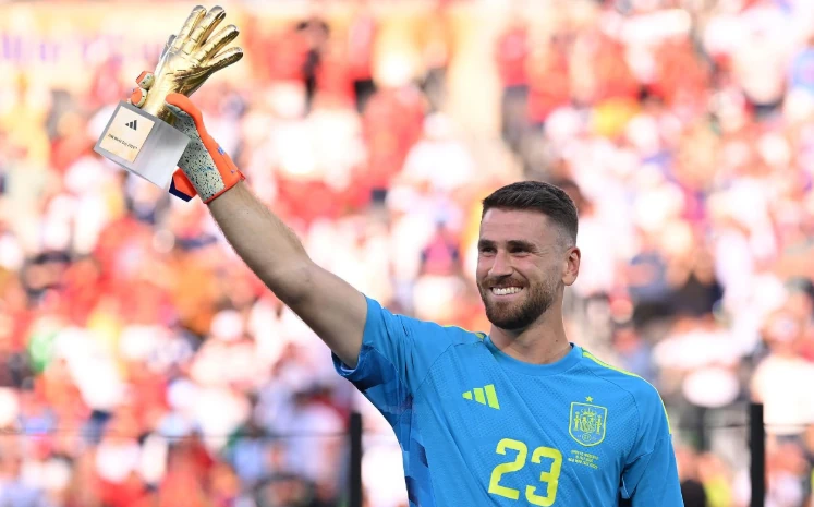 Simon nhận giải thưởng Găng tay vàng World Cup. Ảnh: Getty.