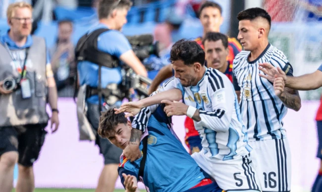 Ảnh bài viết Toàn cảnh màn hỗn loạn giữa Argentina và Tây Ban Nha sau chung kết World Cup