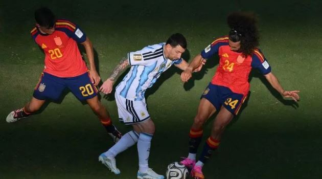 Ảnh bài viết Bẫy pressing của Tây Ban Nha bóp nghẹt Messi thế nào?