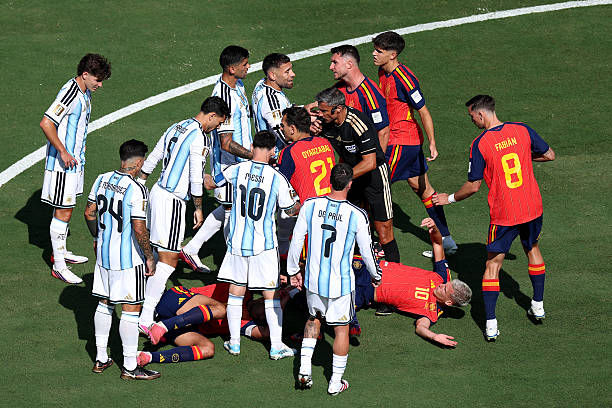 Ảnh bài viết Toàn cảnh màn hỗn loạn giữa Argentina và Tây Ban Nha sau chung kết World Cup
