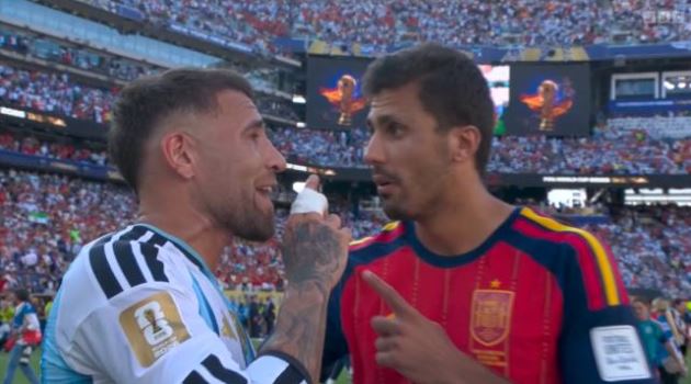 Nicolas Otamendi tranh cãi với Rodri sau trận chung kết World Cup. Ảnh: BBC.