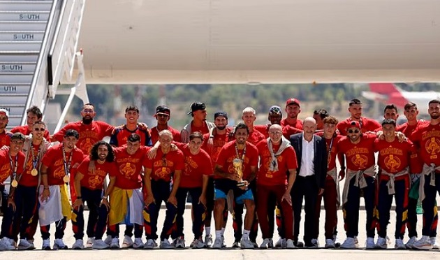 Tuyển Tây Ban Nha đã trở về Madrid để mừng công. Ảnh: Getty.