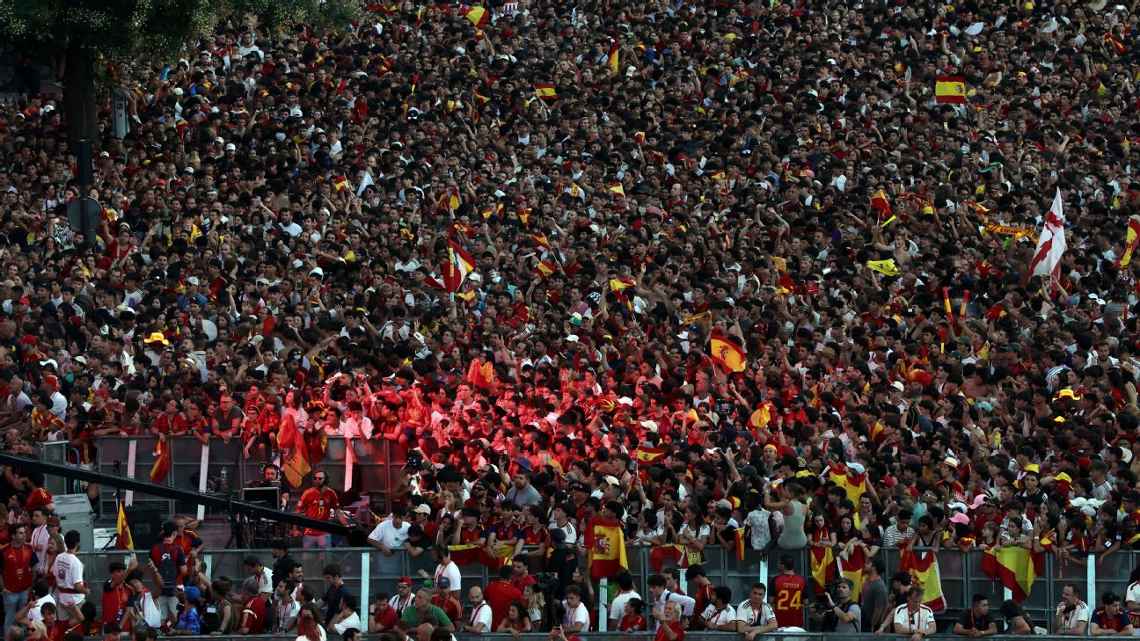Hàng triệu người đã ăn mừng chiến công của đội tuyển ở Madrid. Ảnh: Getty.