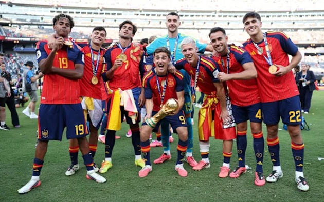 Dàn sao Barca ăn mừng chức vô địch World Cup. (Ảnh: Sports.yahoo)
