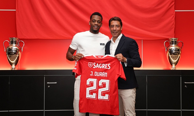 Duran trong buổi ra mắt Benfica. (Ảnh: Trang chủ Benfica)