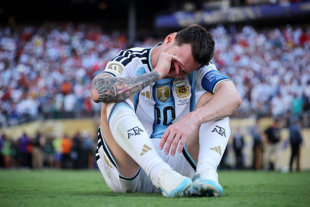 Một mình Messi đã không thể gồng gánh tập thể Argentina đến chức vô địch. Ảnh: Getty Images.