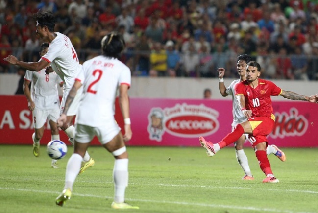 Hoàng Hên ghi dấu ấn với cú sút xa thành bàn ấn tượng. Ảnh: HNFC.