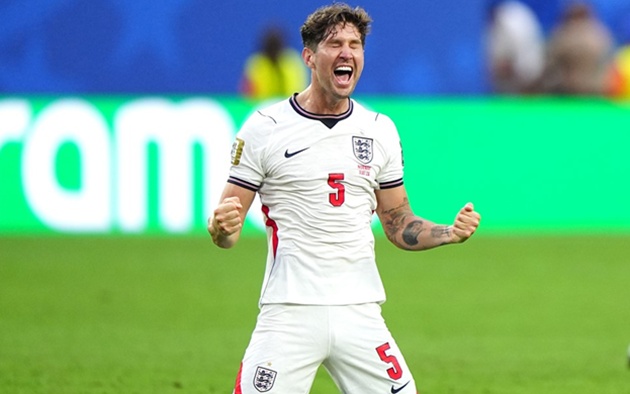 Chelsea gia nhập cuộc đua theo đuổi Stones. (Ảnh: Sky Sports)