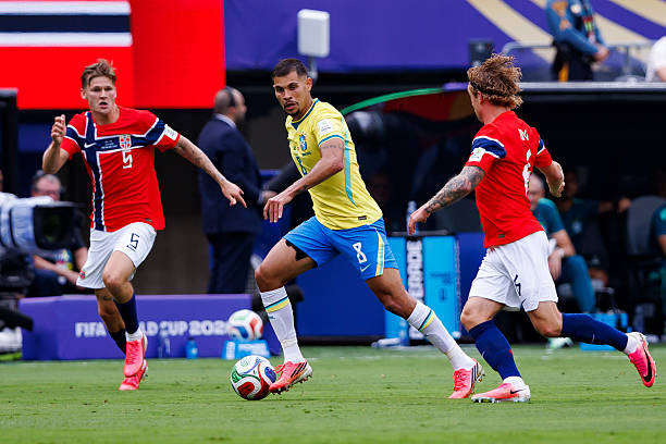 Bruno Guimaraes được Arsenal săn đón gắt gao. Ảnh: Getty Images.