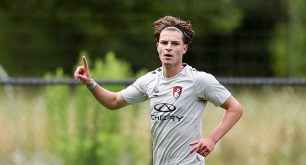 Ảnh bài viết MU, Arsenal và Chelsea đại chiến vì Alex Scott
