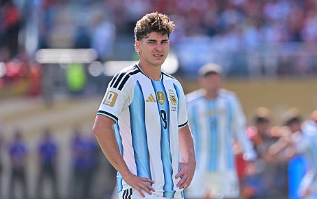 Julian Alvarez vẫn đang là mục tiêu hàng đầu của Barca. Ảnh: Getty Images.