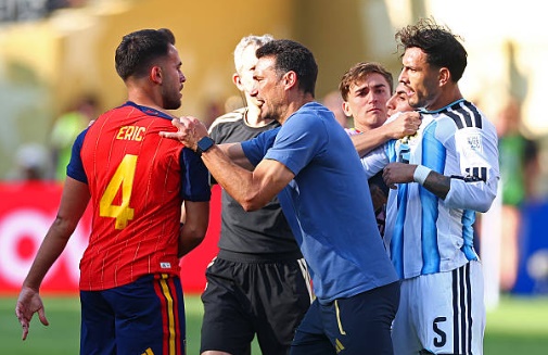 Paredes gây náo loạn sau khi tiếng còi kết thúc trận chung kết World Cup vang lên. Ảnh: Getty Images.