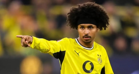 Buổi lễ ra mắt của Adeyemi trong màu áo Barca bị trì hoãn vì những thủ tục. Ảnh: Getty Images.
