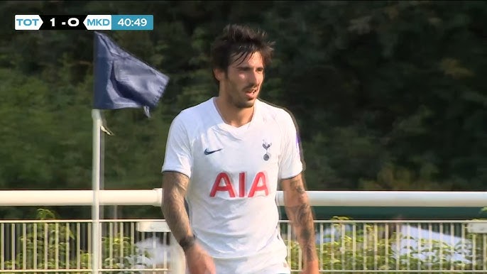 Tonali đá tròn vai trong ngày ra mắt Tottenham. Ảnh chụp màn hình Youtube Tottenham.