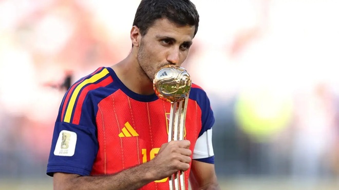 Ảnh bài viết Luis Figo không nghĩ Real Madrid có thể mua Rodri