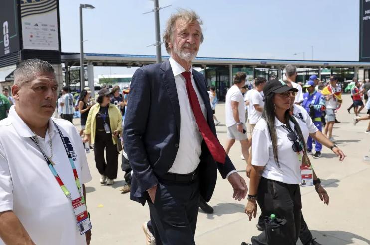 Sir Jim Ratcliffe gây tranh cãi với hàng loạt chính sách tại Manchester United. Ảnh: Getty Images
