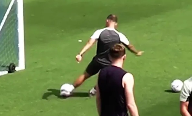 Ảnh bài viết Jack Wilshere làm lu mờ học trò bằng cú sút trúng xà ngang