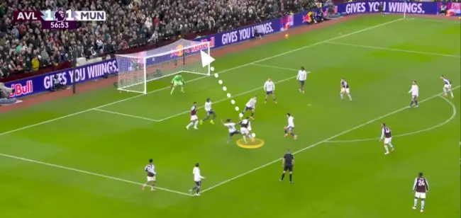 Rogers thường chơi ở vị trí tiền vệ cánh trong sơ đồ 4-4-2 dưới thời Emery. Ảnh: BBC.